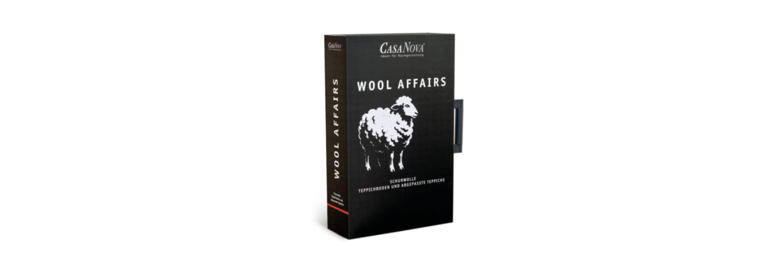 Schwarzer Kollektionskoffer mit der Aufschrift Wool Affairs